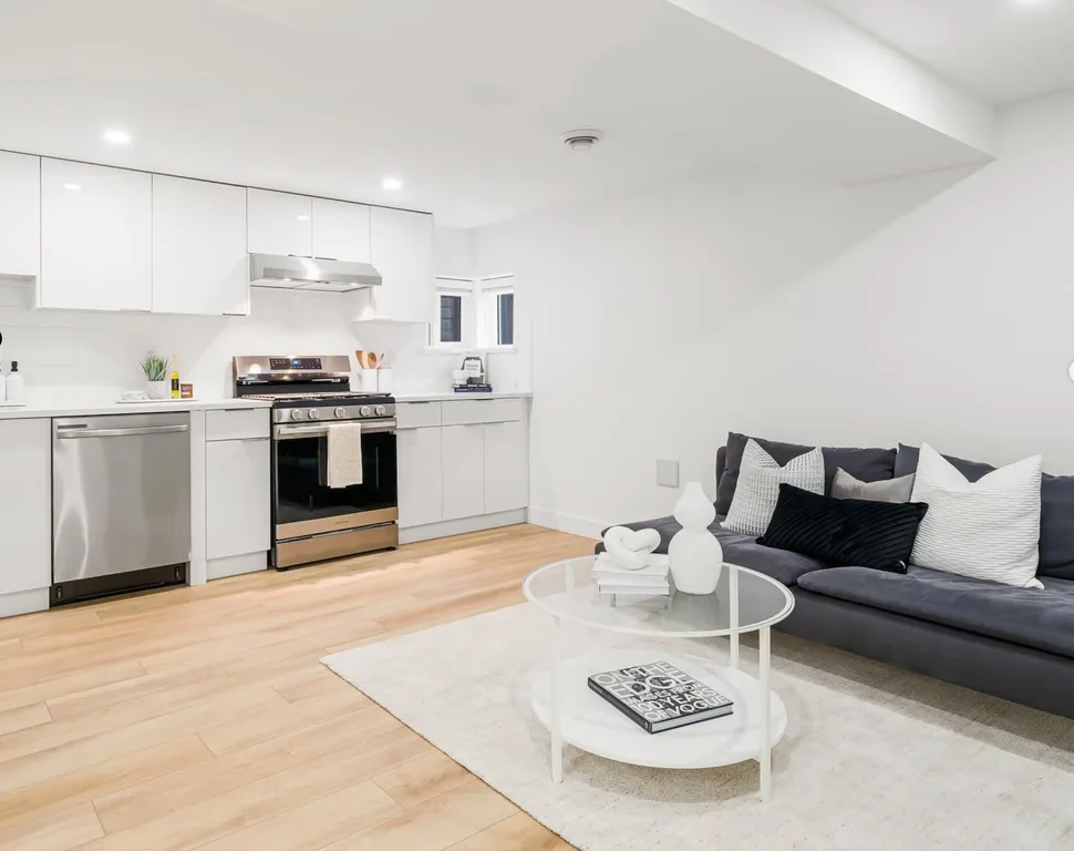 Cozy 2 bed suite close to Burnaby Hospital & Skytrain